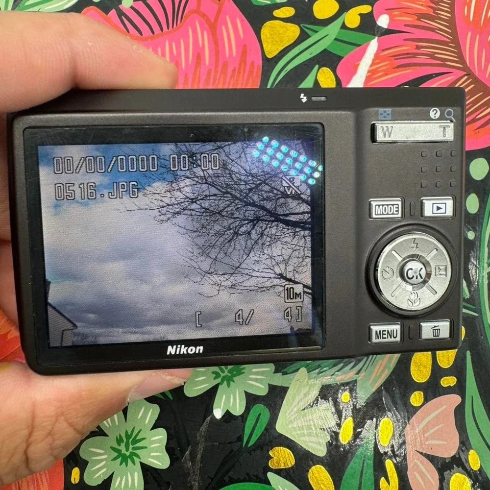 Nikon Coolpix S550 10.0MP Digital Camera Black 5x Zoom Bundle Charger Card
